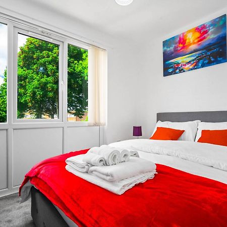 Апартаменты Luxury New House With Free Parking Бирмингем Экстерьер фото